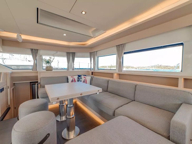 ZERI Lagoon 55 - saloon seating and dining area ZERI Lagoon 55 - saloon seating and dining area