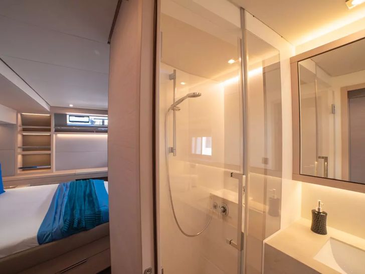 ZERI Lagoon 55 - shower ZERI Lagoon 55 - shower