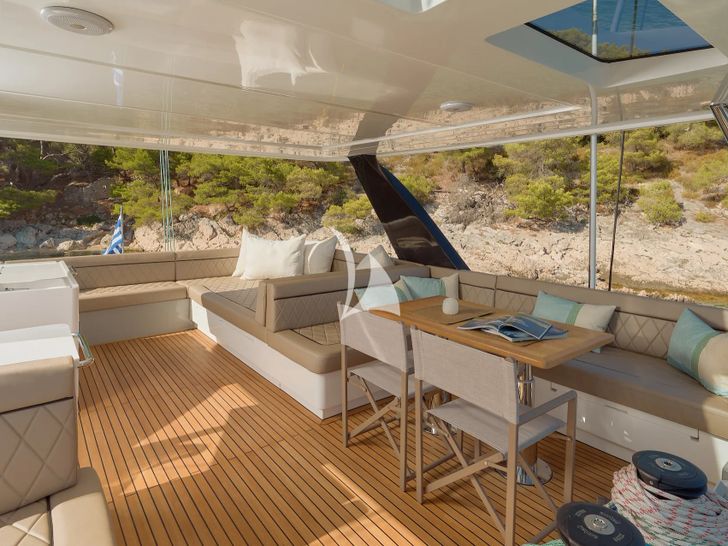 ZORA NUA Heysea 60 - flybridge lounge ZORA NUA Heysea 60 - flybridge lounge