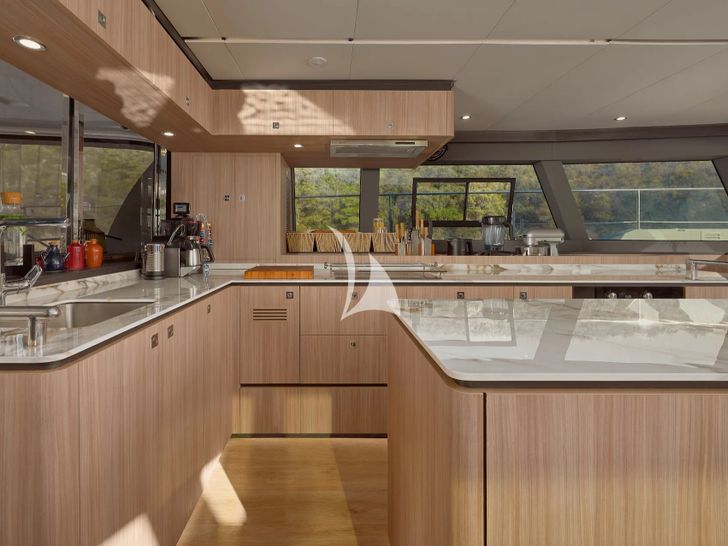 ZORA NUA Heysea 60 - galley ZORA NUA Heysea 60 - galley