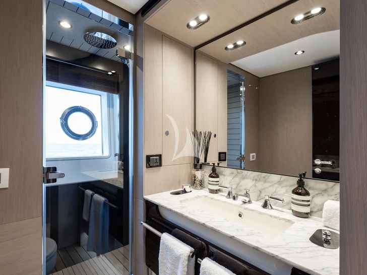ZOZO Azimut Grande 27m - VIP cabin 1 bathroom ZOZO Azimut Grande 27m - VIP cabin 1 bathroom