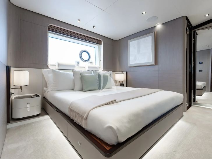 ZOZO Azimut Grande 27m - VIP cabin 1 ZOZO Azimut Grande 27m - VIP cabin 1