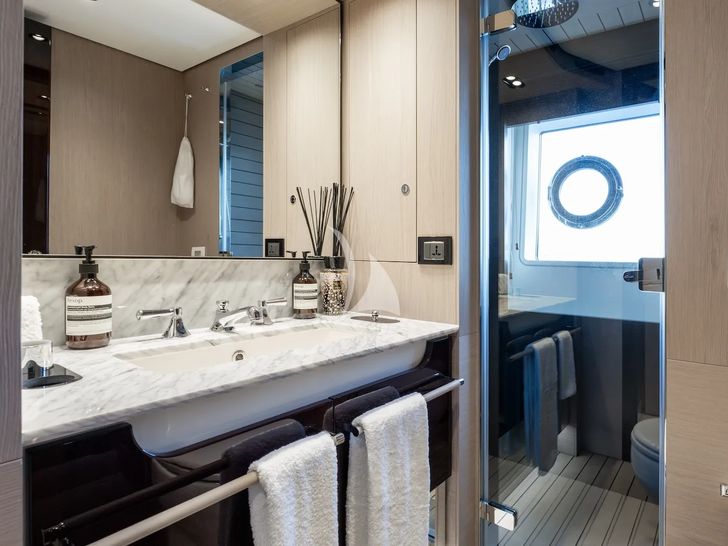 ZOZO Azimut Grande 27m - VIP cabin 2 bathroom ZOZO Azimut Grande 27m - VIP cabin 2 bathroom