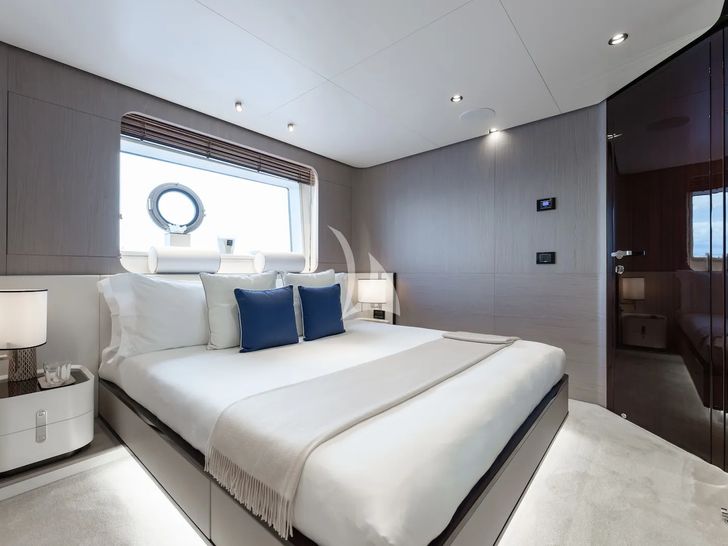 ZOZO Azimut Grande 27m - VIP cabin 2 ZOZO Azimut Grande 27m - VIP cabin 2