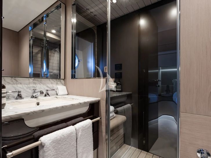 ZOZO Azimut Grande 27m - VIP cabin 3 bathroom ZOZO Azimut Grande 27m - VIP cabin 3 bathroom
