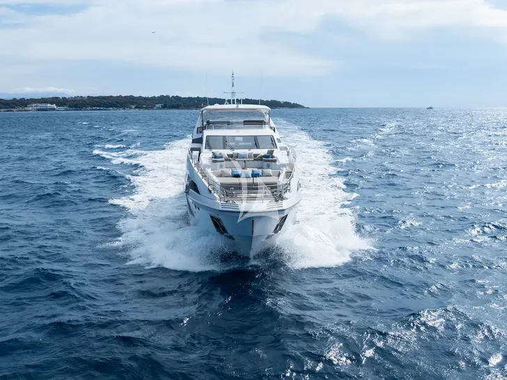 ZOZO Azimut Grande 27m - cruising bow view ZOZO Azimut Grande 27m - cruising bow view