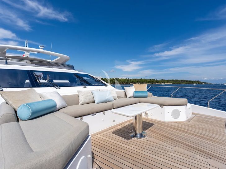 ZOZO Azimut Grande 27m - foredeck lounge and sunbathing area ZOZO Azimut Grande 27m - foredeck lounge and sunbathing area
