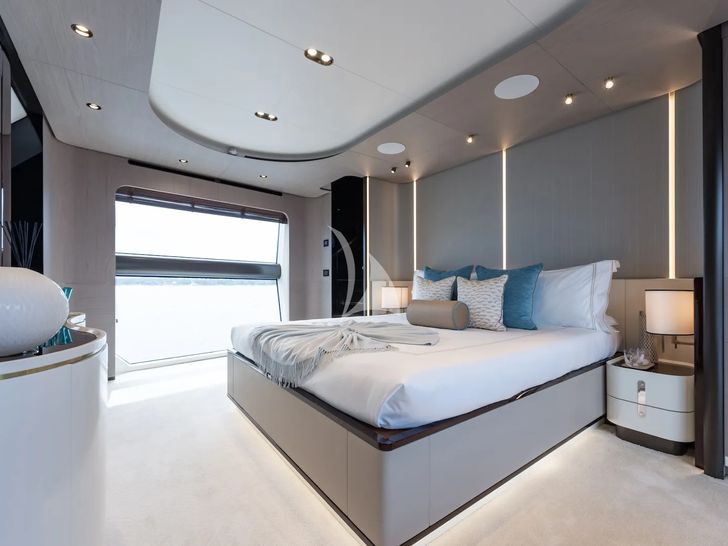 ZOZO Azimut Grande 27m - master cabin ZOZO Azimut Grande 27m - master cabin