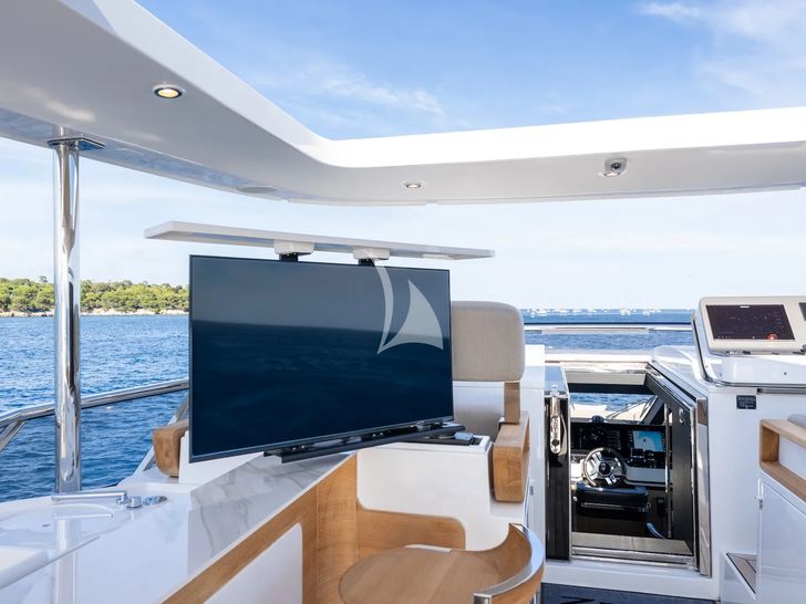 ZOZO Azimut Grande 27m - sundeck TV ZOZO Azimut Grande 27m - sundeck TV