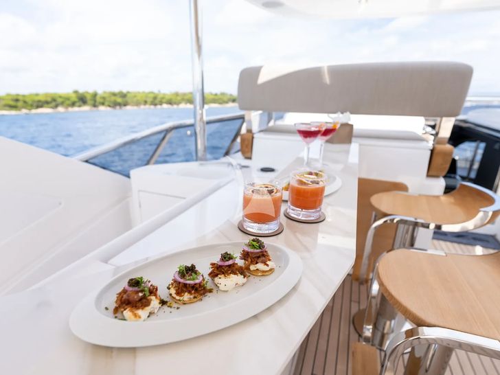 ZOZO Azimut Grande 27m - sundeck cocktails ZOZO Azimut Grande 27m - sundeck cocktails