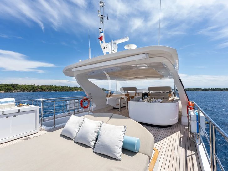 ZOZO Azimut Grande 27m - sundeck sunbathing area and bar ZOZO Azimut Grande 27m - sundeck sunbathing area and bar