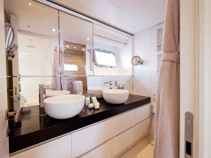 ZULU 3 Sanlorenzo SD112 - VIP cabin 1 bathroom ZULU 3 Sanlorenzo SD112 - VIP cabin 1 bathroom