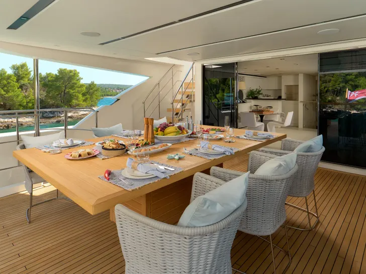 ZULU 3 Sanlorenzo SD112 - alfresco breakfast ZULU 3 Sanlorenzo SD112 - alfresco breakfast