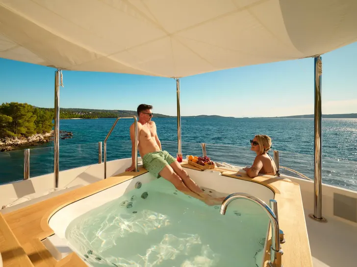 ZULU 3 Sanlorenzo SD112 - guests in the jacuzzi ZULU 3 Sanlorenzo SD112 - guests in the jacuzzi