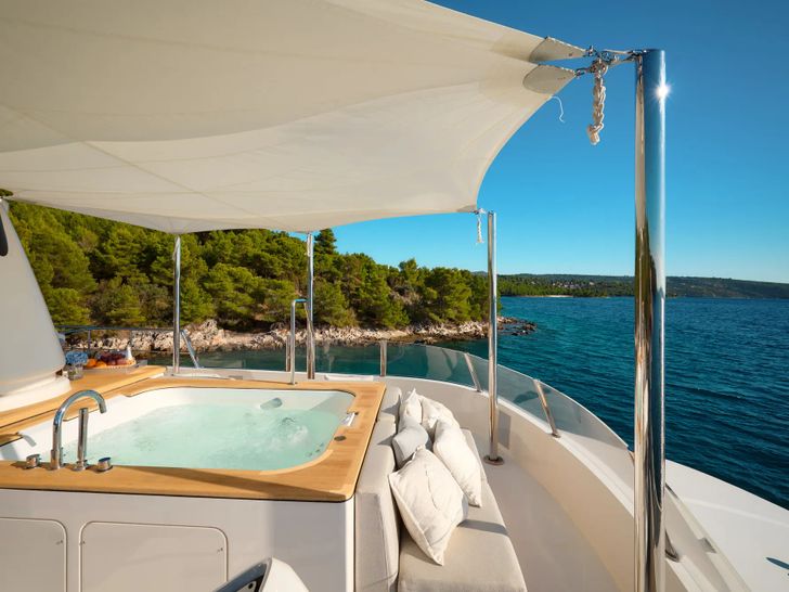 ZULU 3 Sanlorenzo SD112 - sundeck jacuzzi ZULU 3 Sanlorenzo SD112 - sundeck jacuzzi