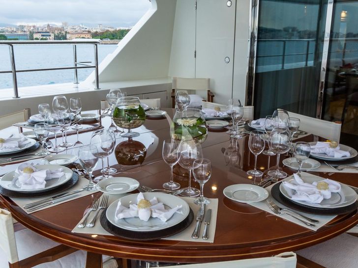 MAXIMILIAN MMIV Sunrise 45 aft alfresco dining area MAXIMILIAN MMIV Sunrise 45 aft alfresco dining area