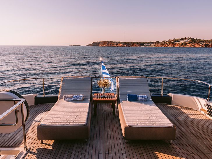 ANASSA A Ferretti 850 - sun bed ANASSA A Ferretti 850 - sun bed