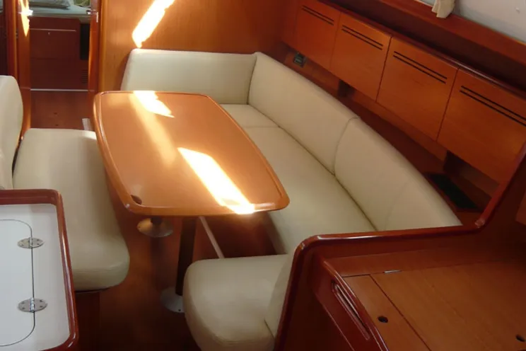 Charter Yacht ISLE DANCE II