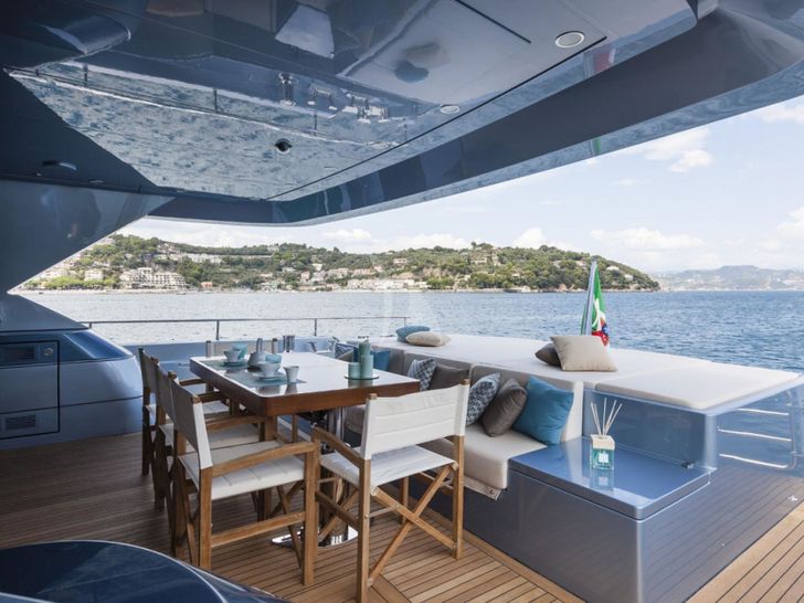 55 FIFTYFIVE Yacht Dining