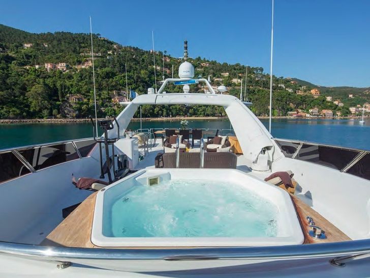 FRIENDSHIP Benetti Classic 115 jacuzzi