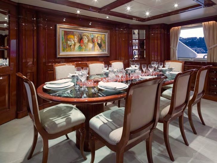 FRIENDSHIP Benetti Classic 115 indoor dining area