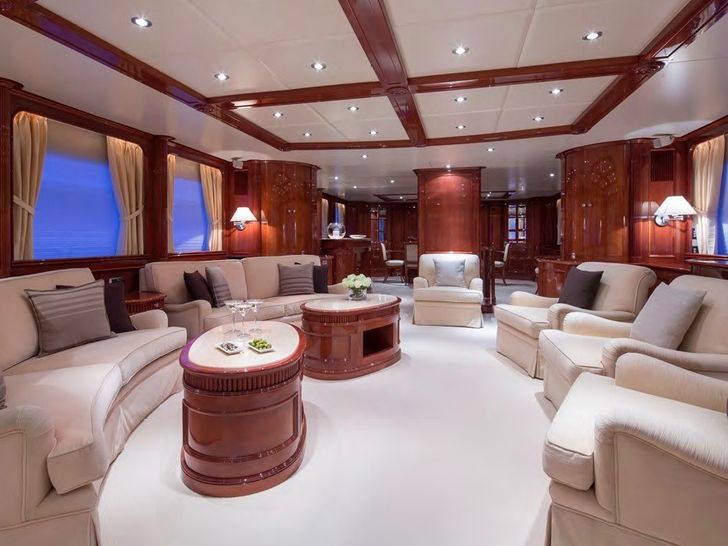 FRIENDSHIP Benetti Classic 115 main saloon