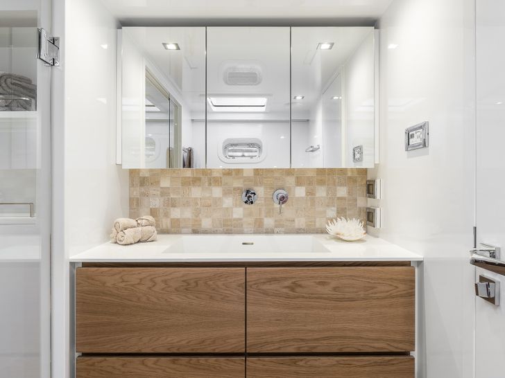 ADEA Sunreef 60 Luxury Catamaran Contemporary Bathroom ADEA Sunreef 60 Luxury Catamaran Contemporary Bathroom