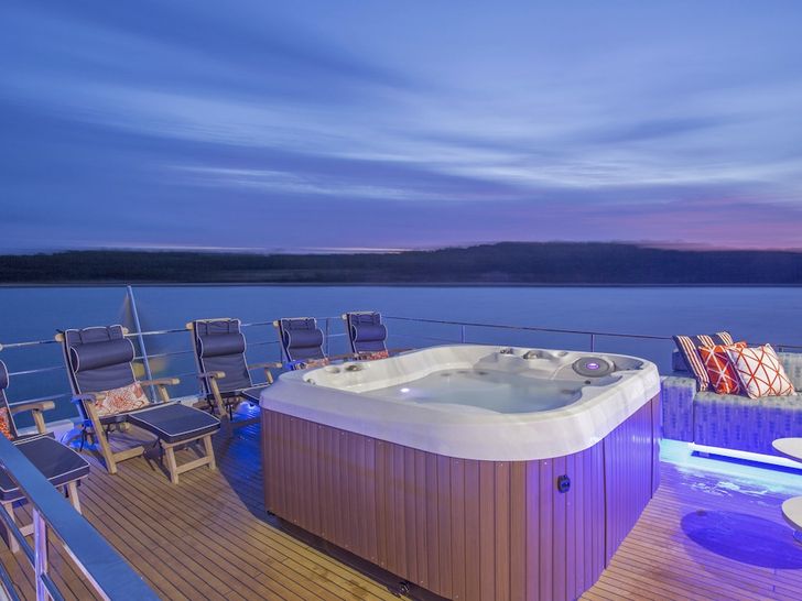 Ferretti 108 Alandrea Jacuzzi Flybridge Ferretti 108 Alandrea Jacuzzi Flybridge