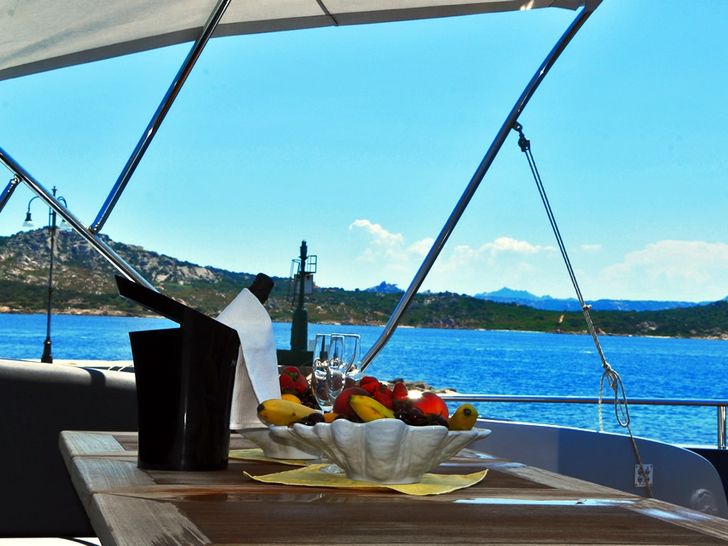 ALEMIA Italcraft 105 - bow dining area with bimini ALEMIA Italcraft 105 - bow dining area with bimini