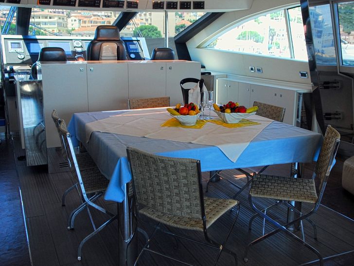 ALEMIA Italcraft 105 Motoryacht Dining Table