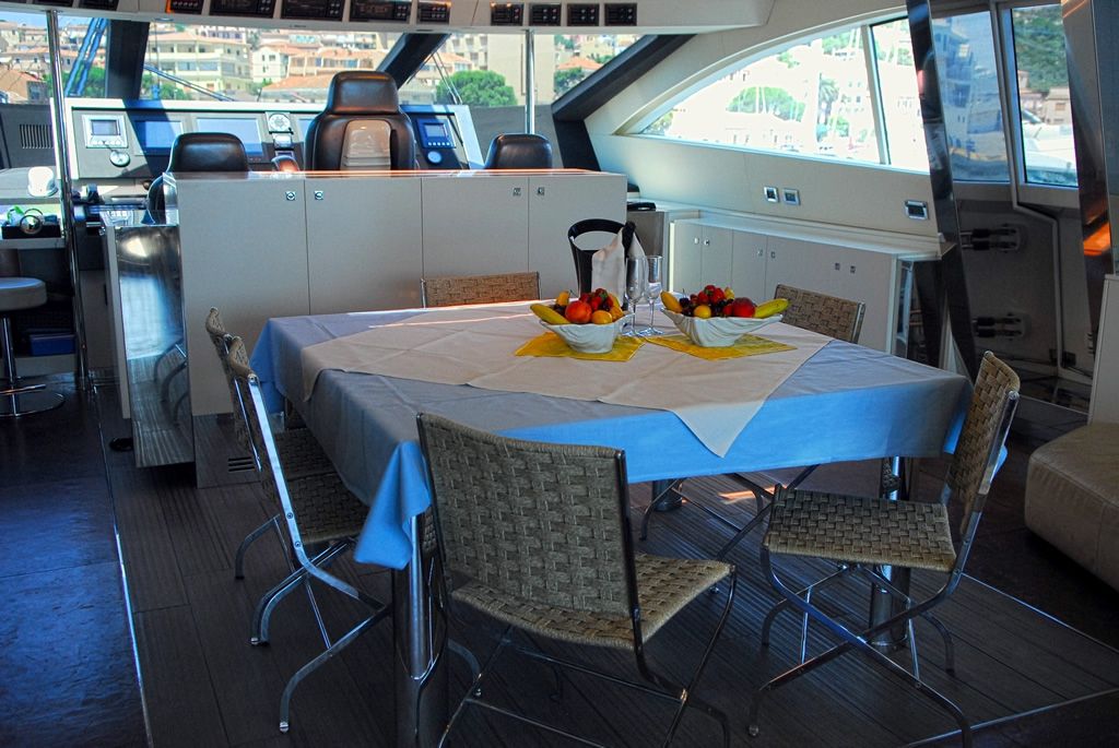 ALEMIA Italcraft 105 Motoryacht Dining Table