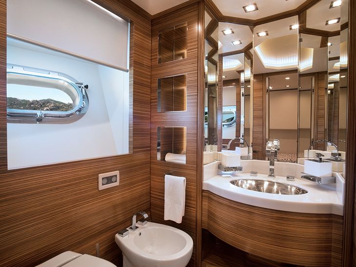 ALEMIA Italcraft 105 Motoryacht VIP Bathroom