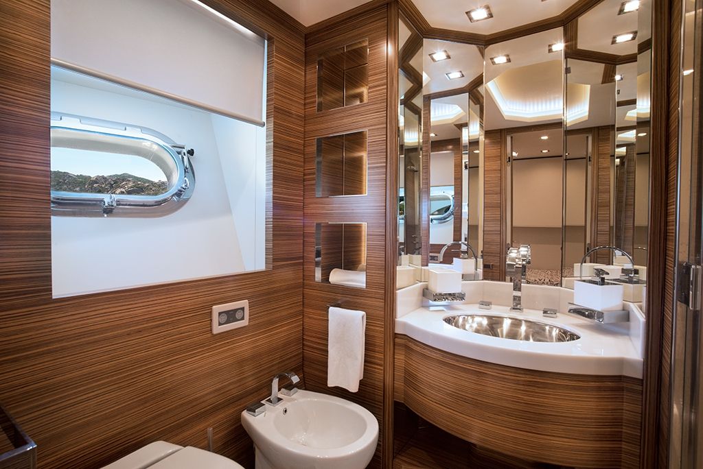 ALEMIA Italcraft 105 Motoryacht VIP Bathroom