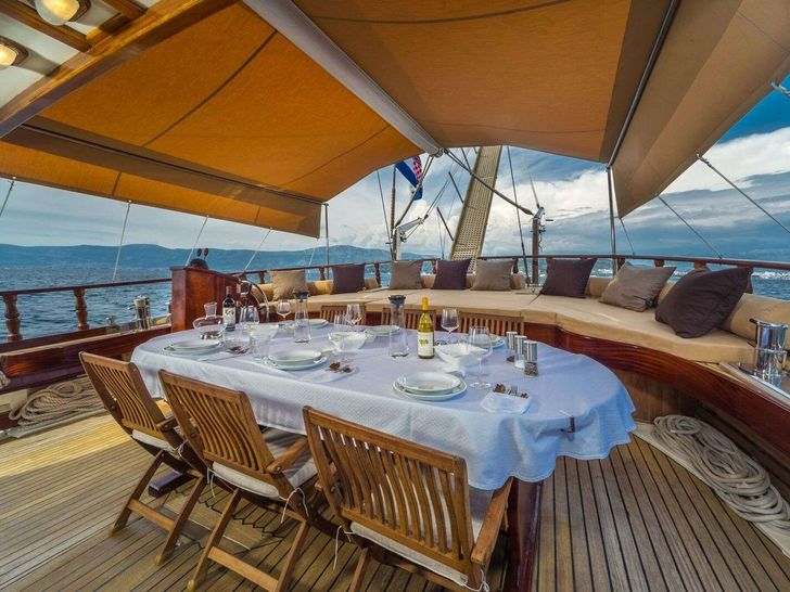 ANGELICA Custom Line Gulet 30m - alfresco dining set up ANGELICA Custom Line Gulet 30m - alfresco dining set up