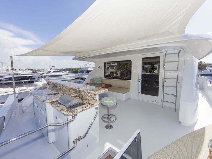 ANNDRIANNA Rayburn 92 - flybridge aft ANNDRIANNA Rayburn 92 - flybridge aft