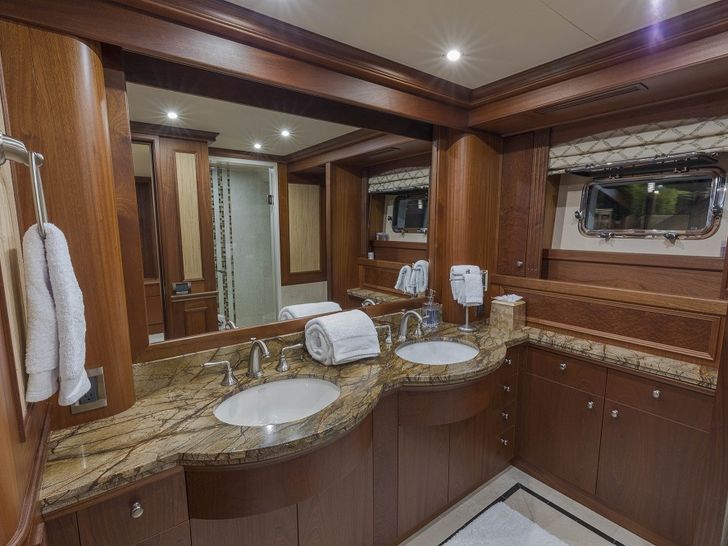 ANNDRIANNA Rayburn 92 - master cabin bathroom ANNDRIANNA Rayburn 92 - master cabin bathroom