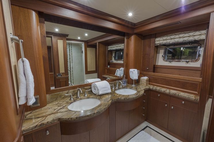 Charter Yacht ANNDRIANNA - Rayburn 92 - 3 Cabins - Nassau - Exumas - Bahamas