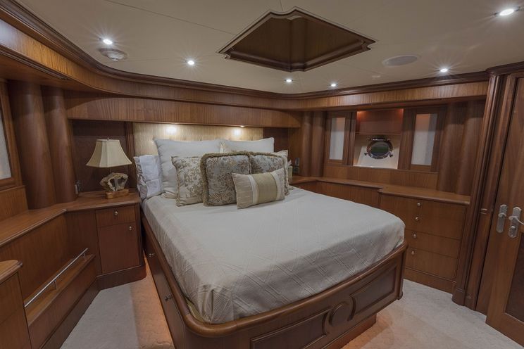 Charter Yacht ANNDRIANNA - Rayburn 92 - 3 Cabins - Nassau - Exumas - Bahamas