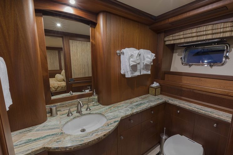 Charter Yacht ANNDRIANNA - Rayburn 92 - 3 Cabins - Nassau - Exumas - Bahamas