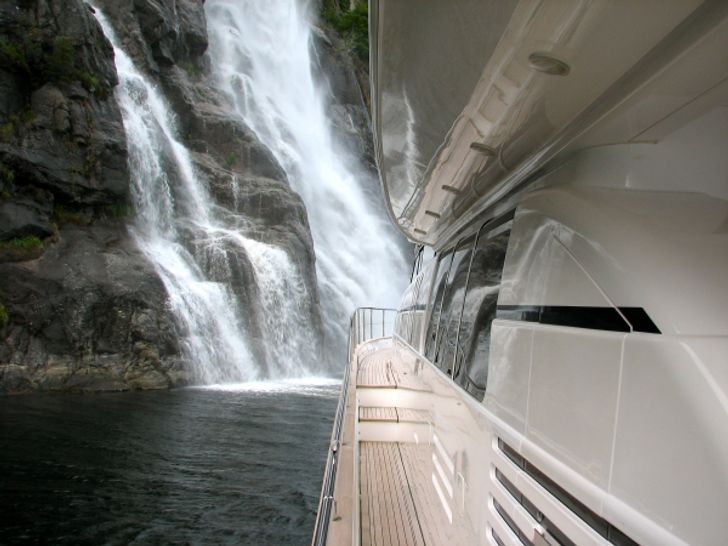ANNE VIKING Princess 84 Luxury Motoryacht Walkway ANNE VIKING Princess 84 Luxury Motoryacht Walkway