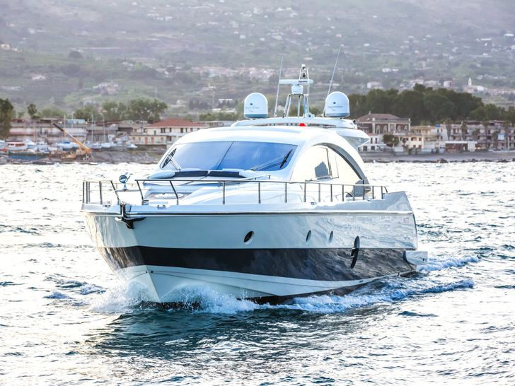 ARWEN Aicon 72SL Luxury Motoryacht Front View ARWEN Aicon 72SL Luxury Motoryacht Front View