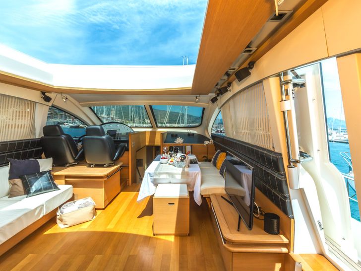 ARWEN Aicon 72SL Luxury Motoryacht Sunroof