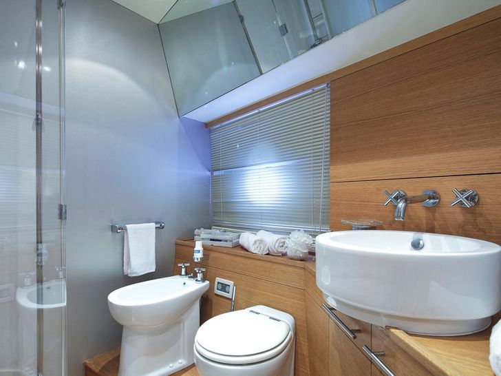 ARWEN Aicon 72SL Luxury Motoryacht Contemporary Bathroom ARWEN Aicon 72SL Luxury Motoryacht Contemporary Bathroom