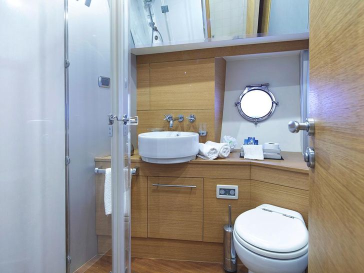 ARWEN Aicon 72SL Luxury Motoryacht Contemporary Bathroom ARWEN Aicon 72SL Luxury Motoryacht Contemporary Bathroom