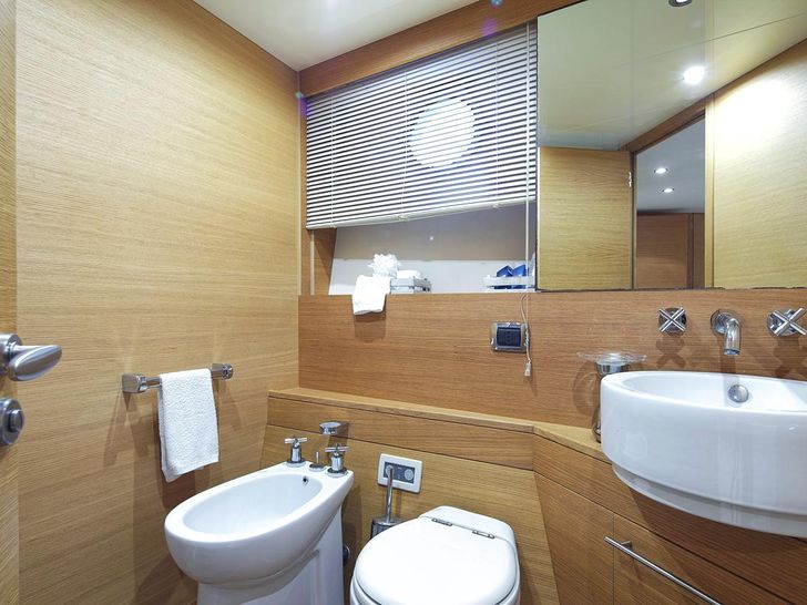 ARWEN Aicon 72SL Luxury Motoryacht Contemporary Bathroom ARWEN Aicon 72SL Luxury Motoryacht Contemporary Bathroom