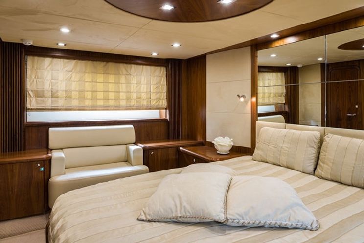Charter Yacht ASPIRE OF LONDON - Sunseeker Predator 72 - 4 Cabins - Porto Cervo - Poltu Quatu - Olbia - Sardinia - Corsica