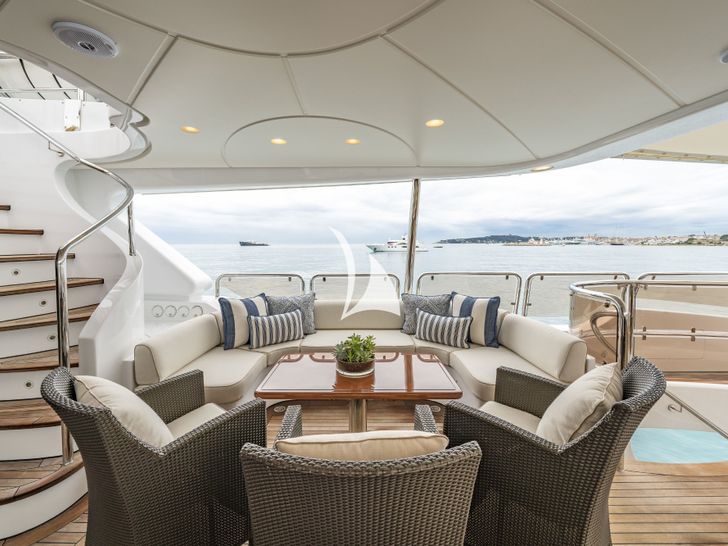 AURA - Benetti 36 m,alfresco dining close up