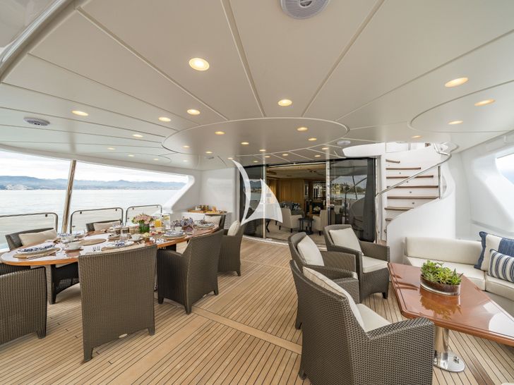AURA - Benetti 36 m,alfresco dining AURA - Benetti 36 m,alfresco dining