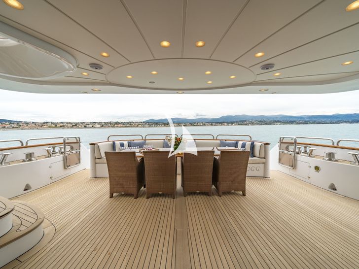 AURA - Benetti 36 m,alfresco dining AURA - Benetti 36 m,alfresco dining