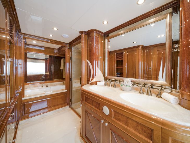 AURA - Benetti 36 m,master cabin vanity unit